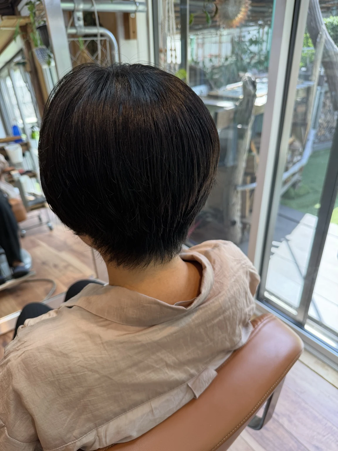 乾かしただけで襟足まで自然に収まったくせ毛ショートの後ろ姿