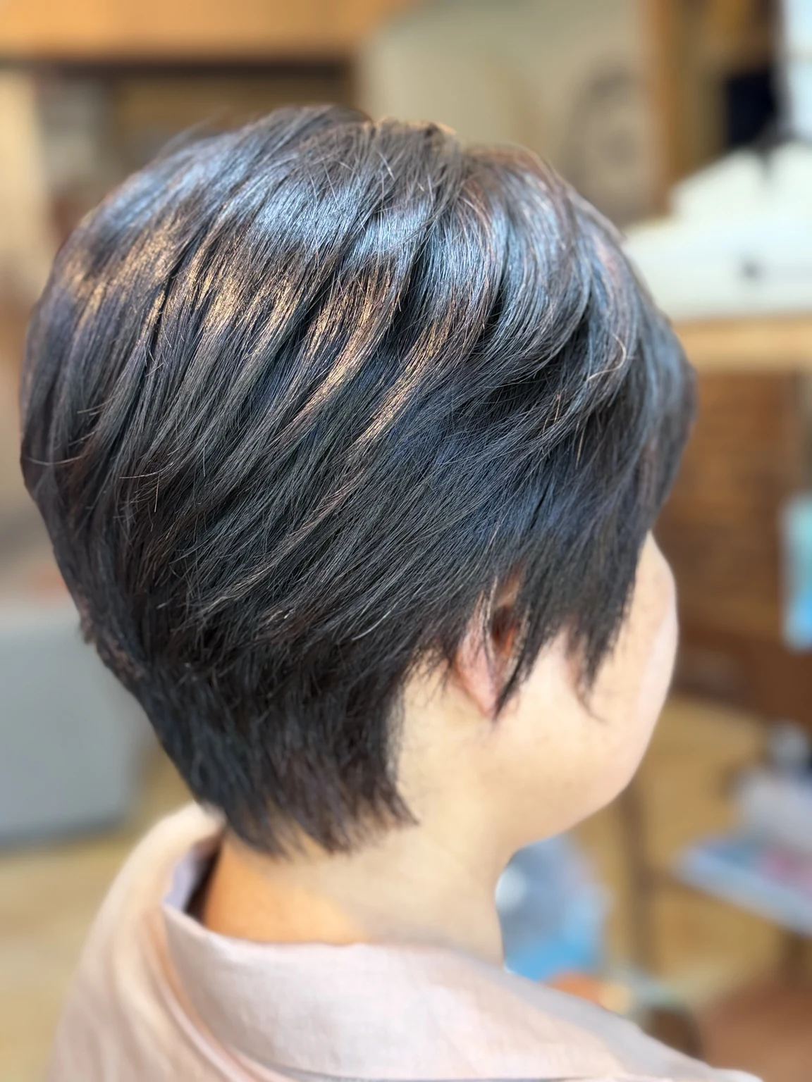 くせを活かして、ツヤと立体感のある髪へ。
